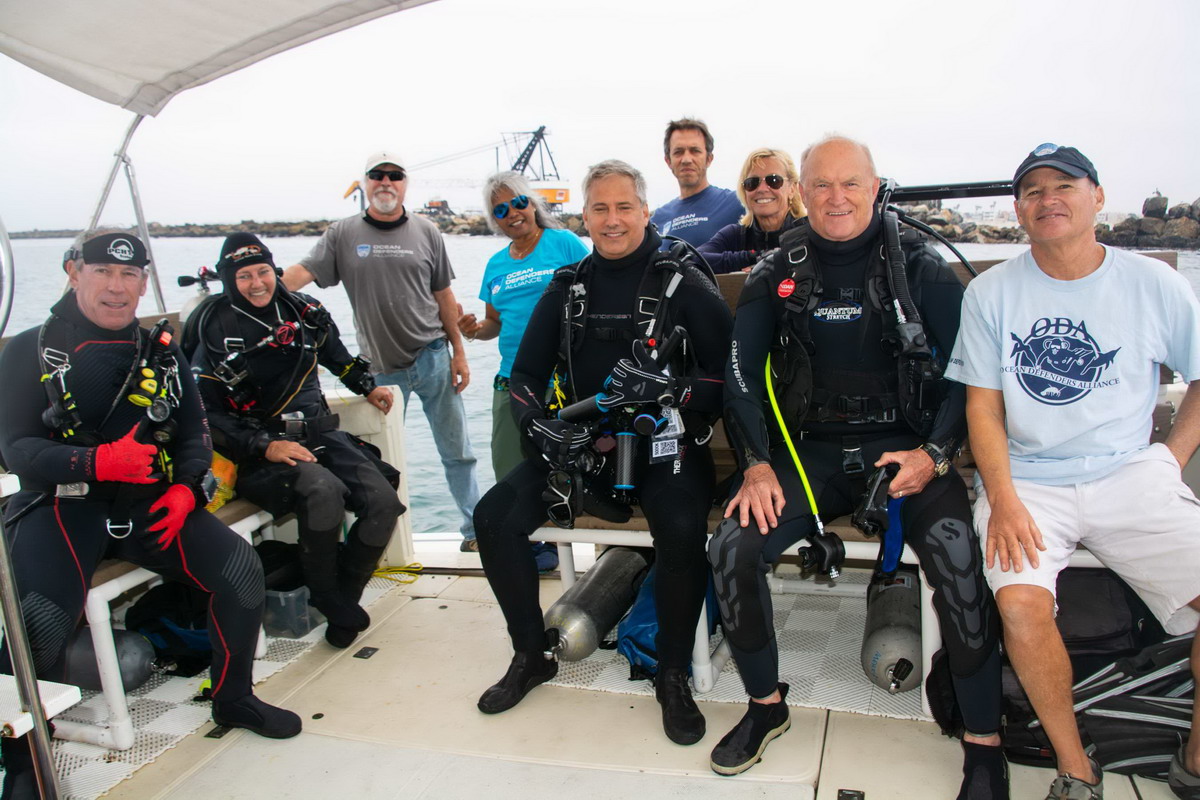 Volunteer Divers and Deckhands - the ODA Crew before dive