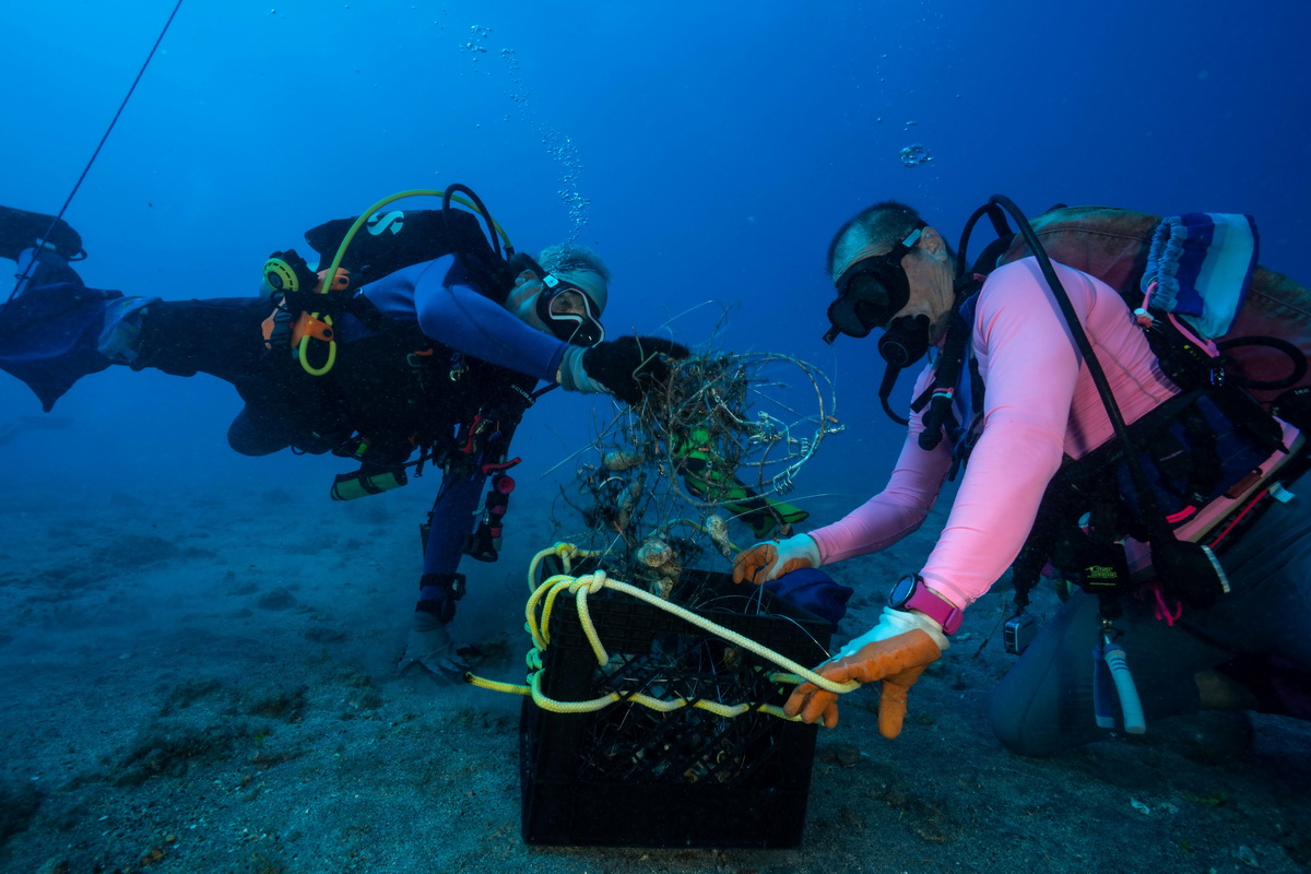Divers collecting debris