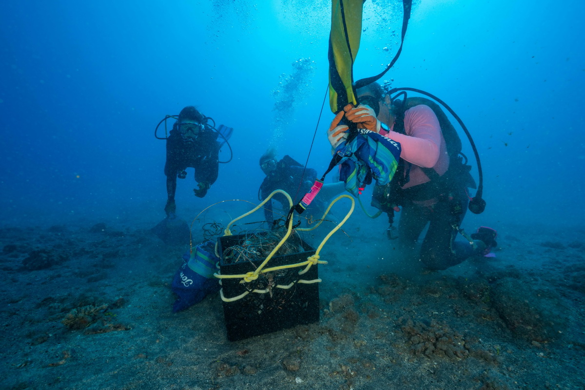 news 2023 03 15 48 UW Divers collecting debris 2LR 1200w