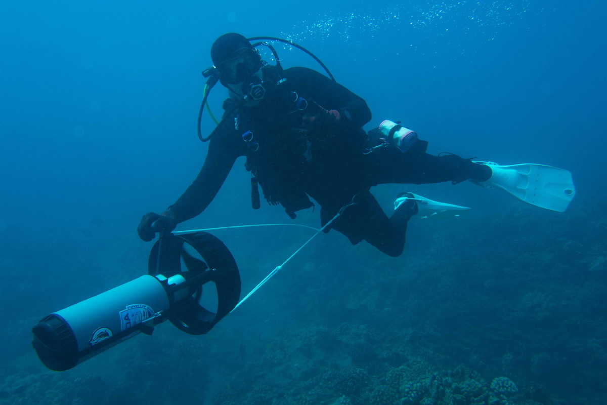 UW Divers removing debris