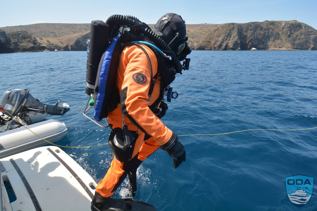 Divers splashing in to remove abandoned fishing gear